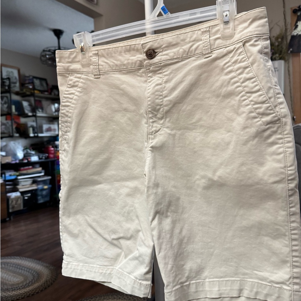 GAP Cream Cargo Shorts with Classic Style